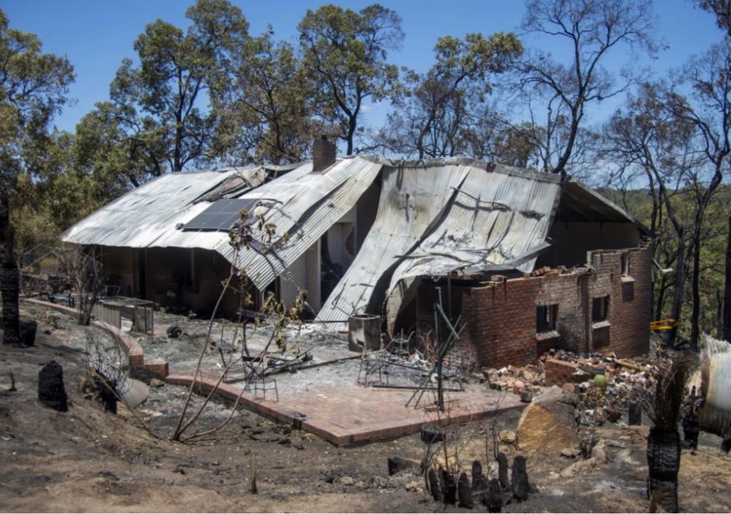 Casa consumida por el fuego en Australia Casa consumida por el fuego en Australia