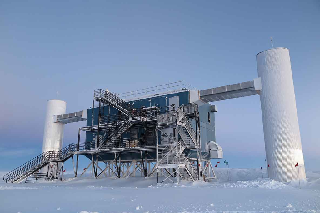 IceCube é um observatório de neutrinos que está localizado no Polo Sul e usa o gelo como um detector natural de neutrinos. Crédito: IceCube