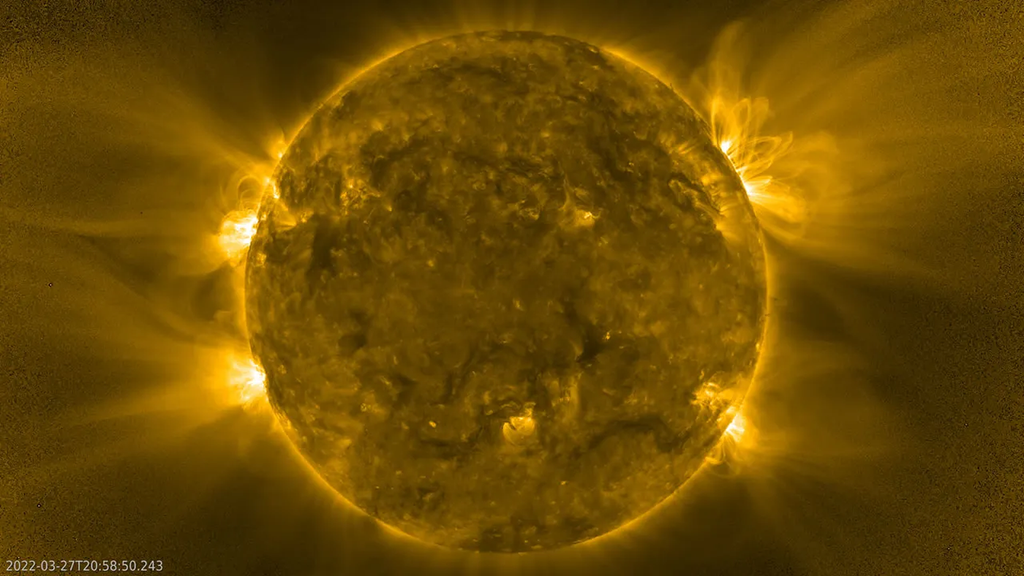 El Sol observado por Solar Orbiter en luz ultravioleta extrema el 27 de marzo de 2022. Los brillantes bucles que se extienden desde su superficie están formados por gas caliente atrapado por el campo magnético solar. El color ha sido añadido artificialmente. Crédito: ESA/NASA/Solar Orbiter/EUI Team