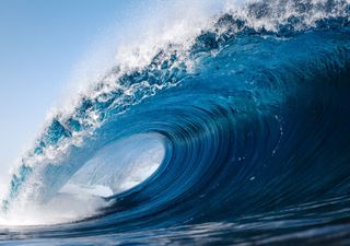 Come si formano le onde giganti? Scienziati spiegano come fanno le tempeste a colpire coste lontane migliaia di km