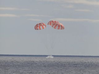 Orión de la NASA regresa a la Tierra después de una histórica misión lunar