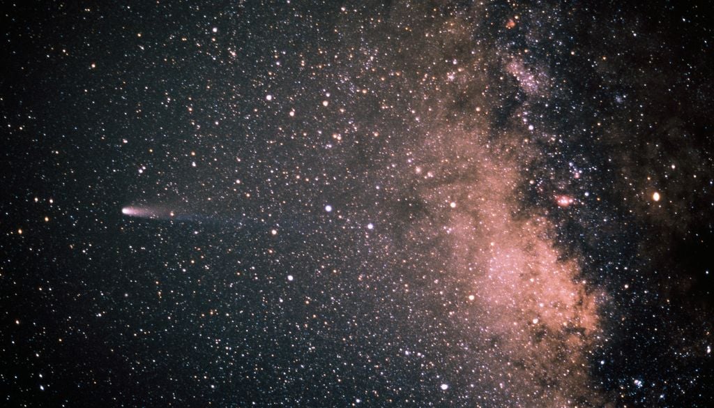 Cometa Halley La cometa di Halley fotografata il 21 marzo 1986. Le particelle liberate nei suoi passaggi alimentano le correnti associate alle Orionidi e alle Eta Aquaridi. Credit: ESO