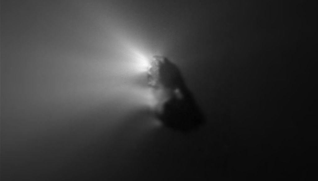 Cometa Halley Il nucleo di Halley ripreso dalla sonda Giotto nel marzo 1986. Sul lato illuminato dal Sole sono visibili emissioni di gas e polveri. Credit: ESA/MPS