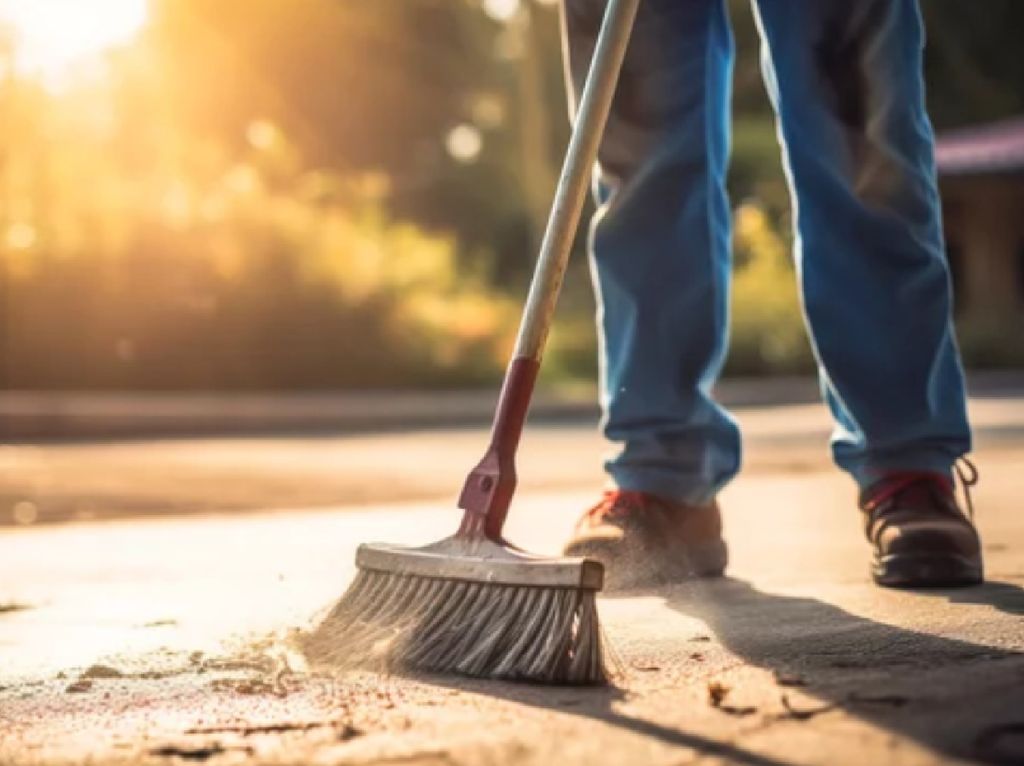 El galardón está representado por una escoba; primer instrumento relacionado con la limpieza.