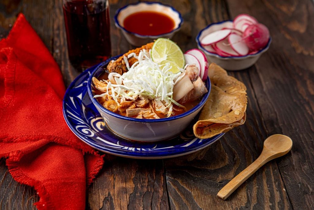 El pozole proviene del náhuatl pozolli, es preparado con maíz blanco, carnes y chiles. El pozole proviene del náhuatl pozolli, es preparado con maíz blanco, carnes y chiles.