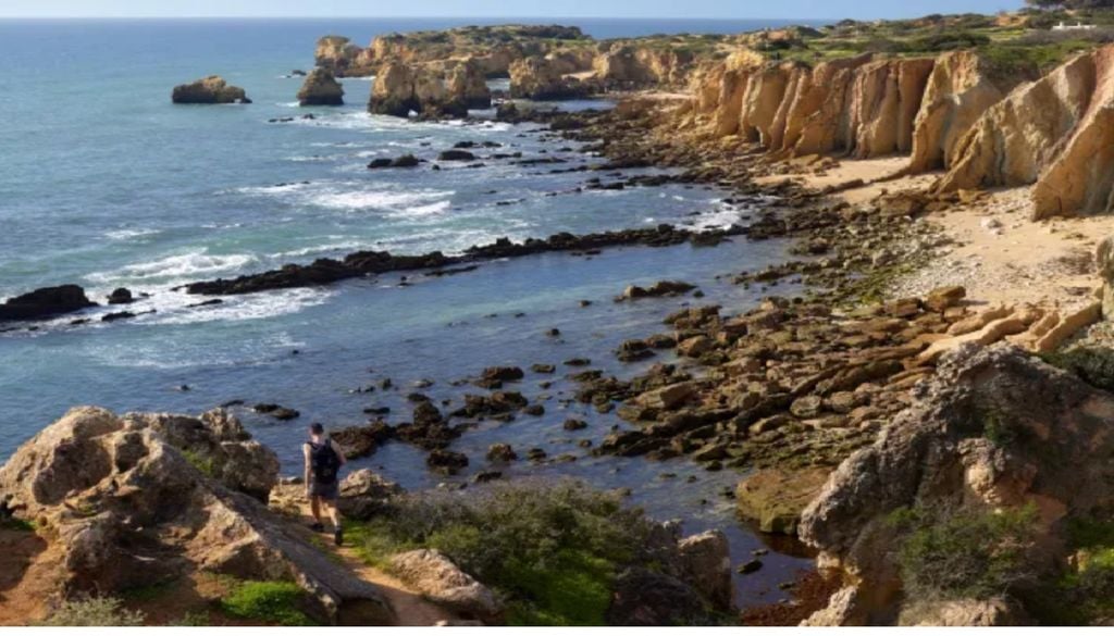 Na Praia dos Arrifes, em Albufeira, as rochas esculpidas pelo mar revelam milhões de anos de história. Foto: Vasco Célio/UNESCO