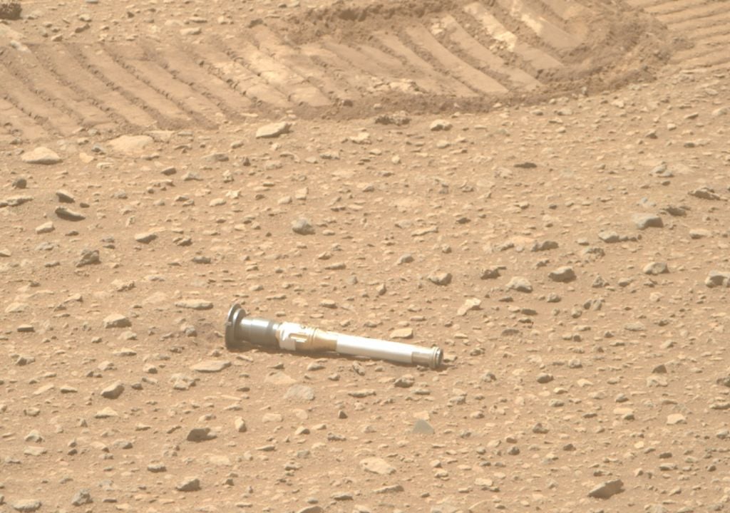 Próbka w glebie marsjańskiej.  Źródło: NASA/JPL-Caltech.