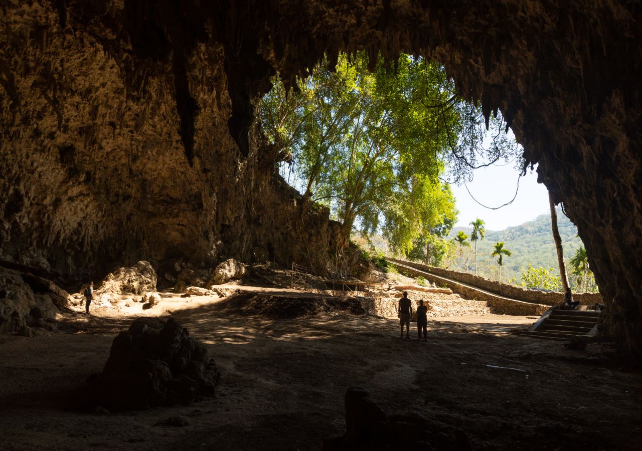 Para ilmuwan menunjukkan betapa kecilnya ‘hobbit’ dari pulau Flores di Indonesia