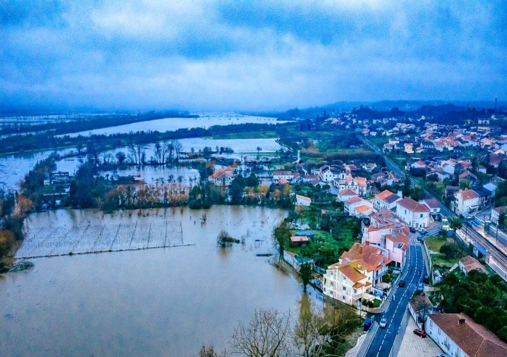 A margem esquerda do Mondego, que é mais urbanizada, não foi ainda afetada, mas a Proteção Civil admite novos riscos de ruturas nos diques. Foto: Município de Montemor-o-Velho