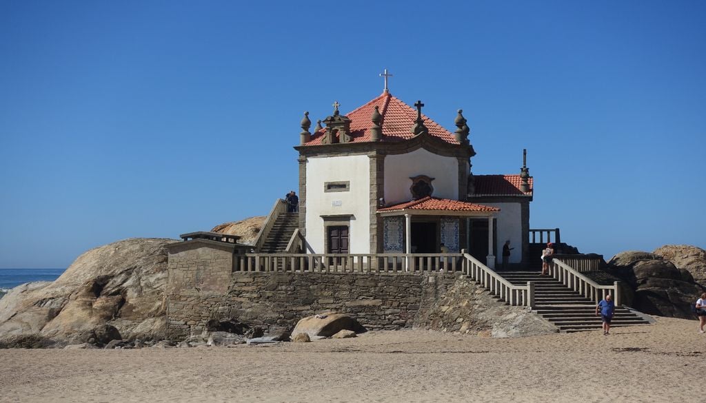 Capela do Senhor da Pedra É um dos lugares mais fotografados de Portugal. Foto: Wikimedia // Joseolgon