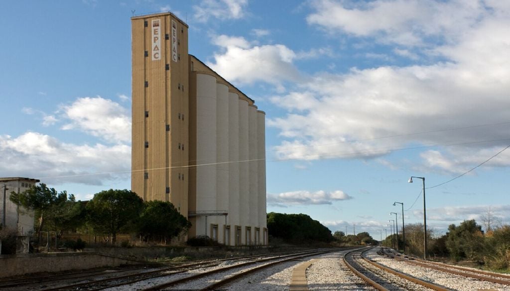 Silo de Portalegre O silo de Portalegre assegurava o armazenamento e o transporte ferroviário de cereais do Alto Alentejo. Foto: Nuno Morão, Portugal – Estação de Portalegre, 2008, CC BY-SA 2.0, Wikimedia Commons