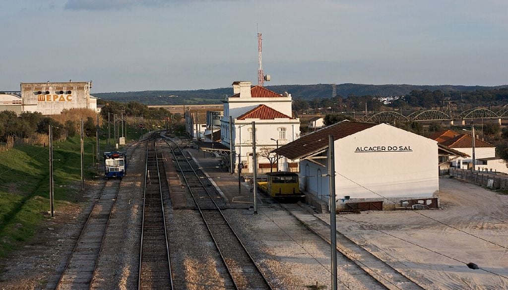 Silo de Alcácer do Sal O silo de Alcácer do Sal recorda a importância do município na produção e distribuição de arroz e cereais. Foto: Nuno Morão, Lisboa – Estação de Alcácer do Sal, 2009, CC BY-SA 2.0, Wikimedia Commons