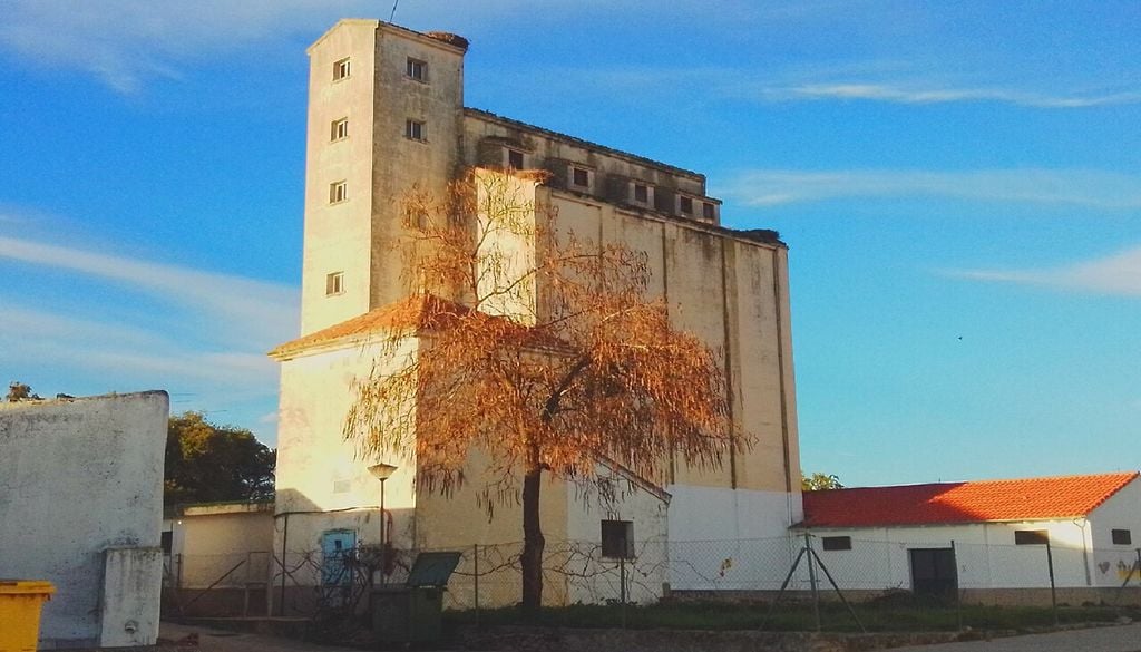 silo de Valencia de Alcántara Inaugurado em 1957, o silo de Valencia de Alcántara servia a ligação ferroviária entre a Estremadura espanhola e o Alto Alentejo. Foto: Mentxuwiki, CC BY-SA 4.0, Wikimedia Commons