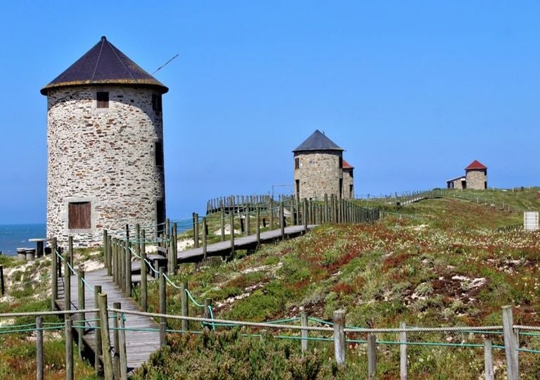 Los molinos de viento "m&aacute;s bonitos de Portugal" cuentan ahora con nuevas pasarelas