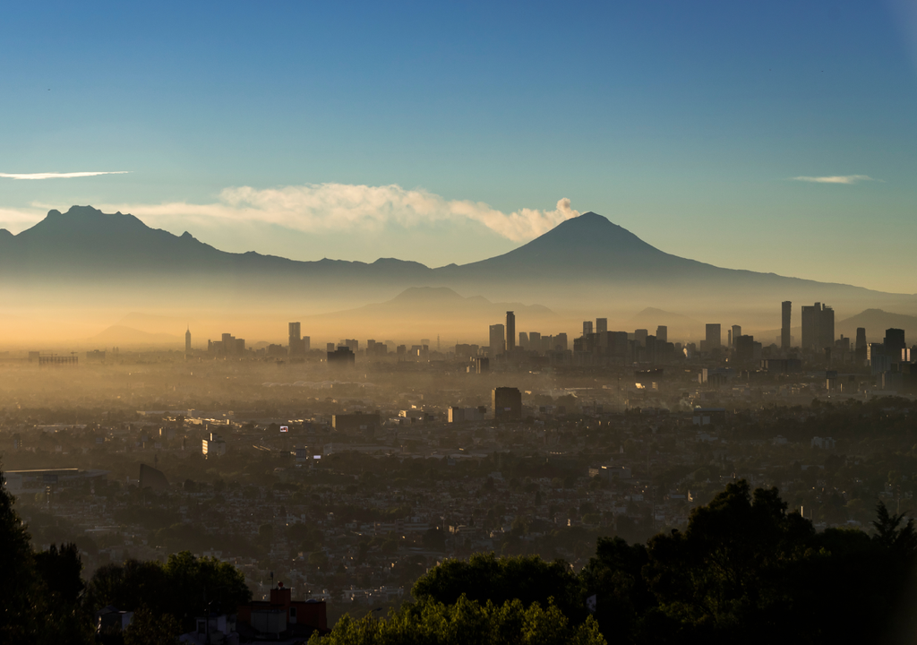 O nome vem do Nahuatl e significa "Montanha que Fuma" (Popōca = fuma; Tepētl = montanha). Um nome muito apropriado, já que ele raramente para de soltar gases e cinzas.