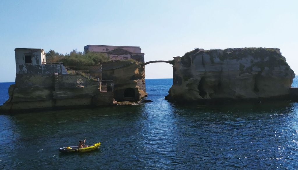 parchi archeologici sommersi I due isolotti che caratterizzano il Parco Archeologico di Gaiola nel golfo di Napoli