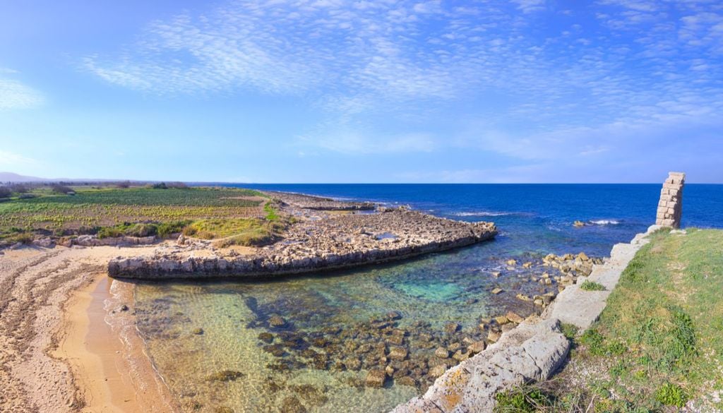 Egnazia sommersa Le mura messapiche del porto di Egnazia, al limite dell'area archeologica sommersa