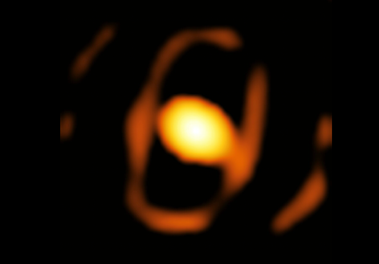 Immagine risolta della supergigante WOH G64 nella Grande Nube di Magellano, ottenuta con il telescopio VLTI dell'ESO. Credit: ESO/K. Ohnaka et al.