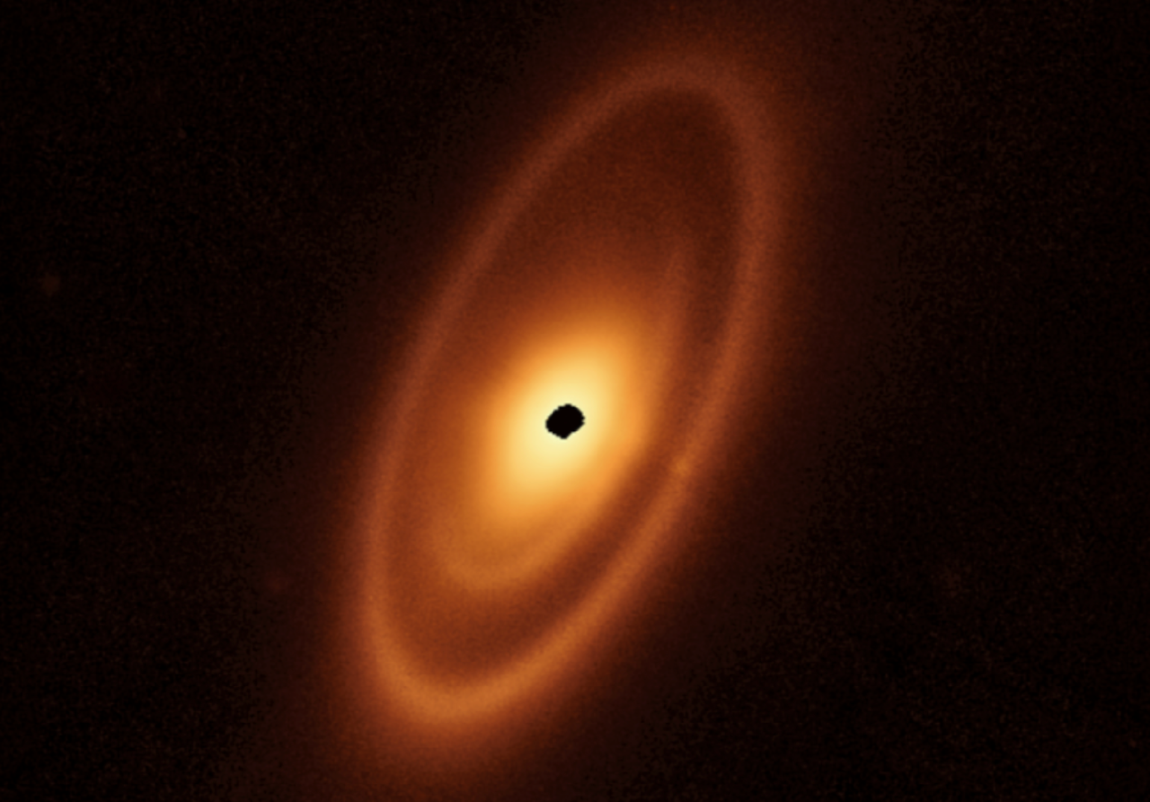 Immagine del disco circumstellare della stella Fomalhaut ripresa dal telescopio spaziale James Webb. L'immagine della stella al centro del disco è stata rimossa per permettere di vedere, senza che venisse abbagliato, il disco. Credit: NASA/ ESA/ CSA/ A. Gáspár (University of Arizona)/ A. Pagan (STScI).