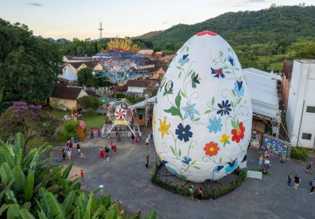 A Osterfest ostenta o maior ovo decorado do mundo. Crédito: Divulgação.