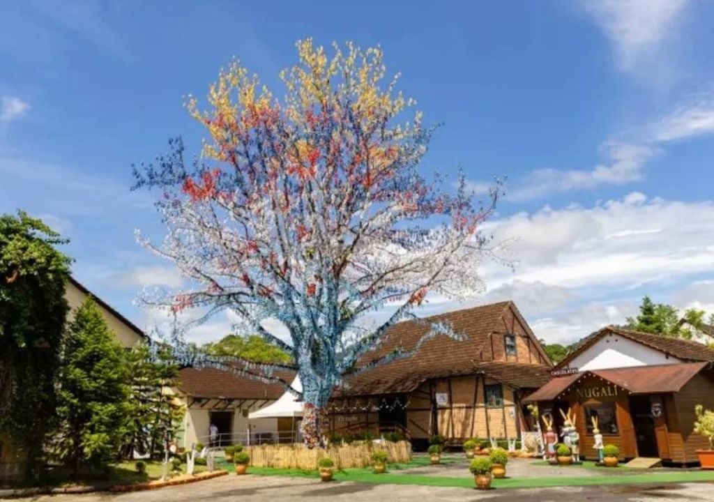 A Árvore de casquinhas de ovos em 2023. Crédito: Daniel Zimmermann/Divulgação.