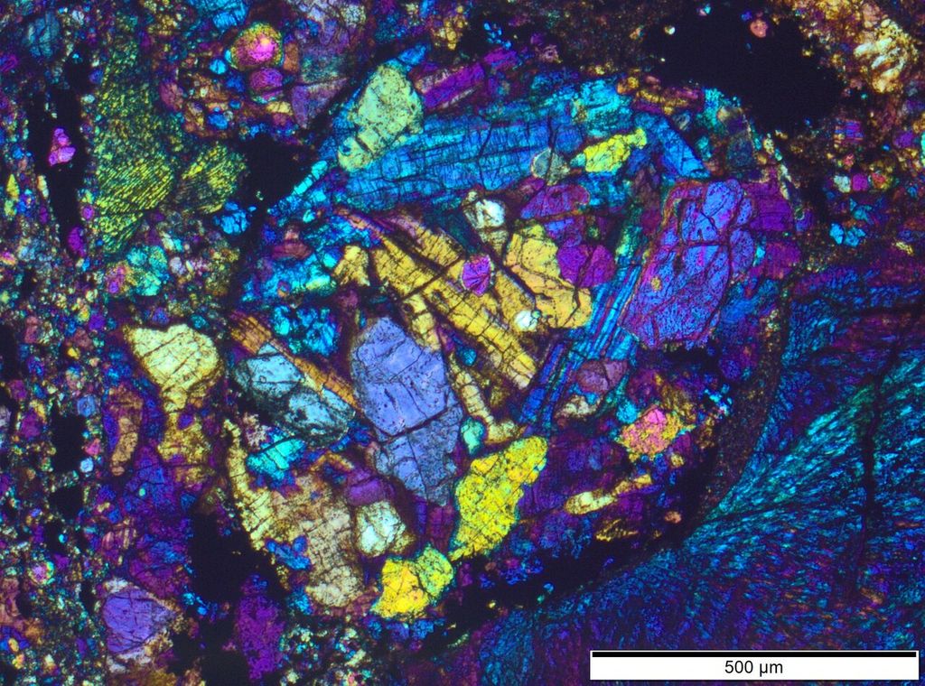 Eine mikroskopische Aufnahme des Haag-Meteoriten: Zu erkennen sind millimetergroße Kügelchen, die sogenannten Chondren, die namensgebend für die Gruppe der Chondrite sind. Eine mikroskopische Aufnahme des Haag-Meteoriten: Zu erkennen sind millimetergroße Kügelchen, die sogenannten Chondren, die namensgebend für die Gruppe der Chondrite sind.