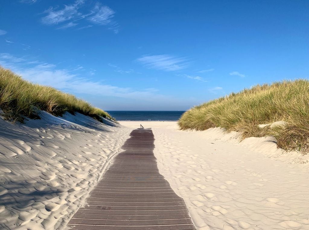 Juist Keine schlechte Kulisse für den Osterspaziergang: Zugang zum Strand auf Juist. Foto: Rainer Wolf/Adobe Stock