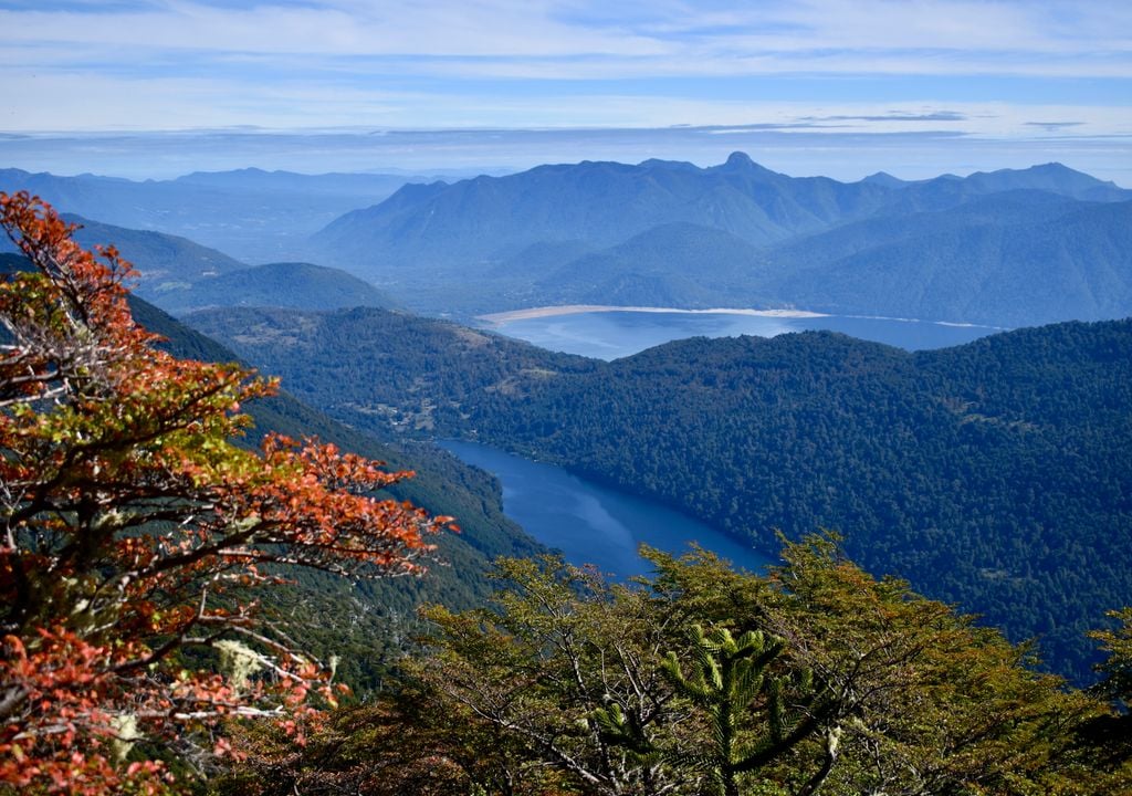 Parque Nacional Huerquehue durante el otoño. Los miradores del Parque Nacional Huerquehue ofrecen hermosas vistas panorámicas de los alrededores.
