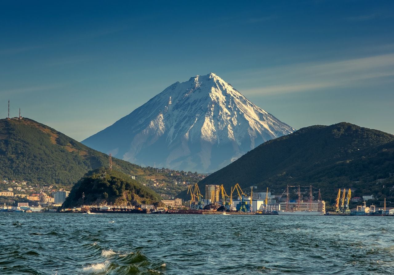 Las autoridades rusas investigan el desastre ecológico en las costas de Kamchatka. El agua contaminada mata a miles de animales marinos y provoca problemas de salud entre los habitantes.