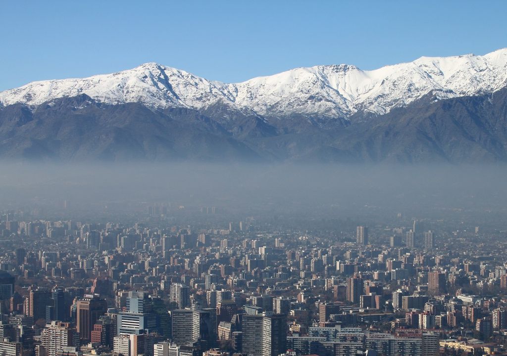 Cordillera con nieve, vista desde Santiago. Capa de smog.