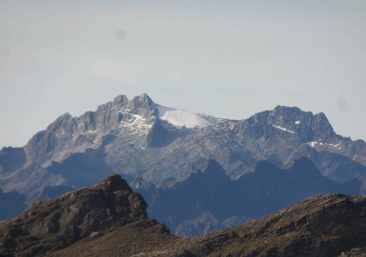 El glaciar Humboldt o La Corona se localizaba aproximadamente a 5 mil metros de altura, a pesar de estar ubicado en un ambiente donde dominan las bajas temperaturas el calentamiento global provocó su desaparición.