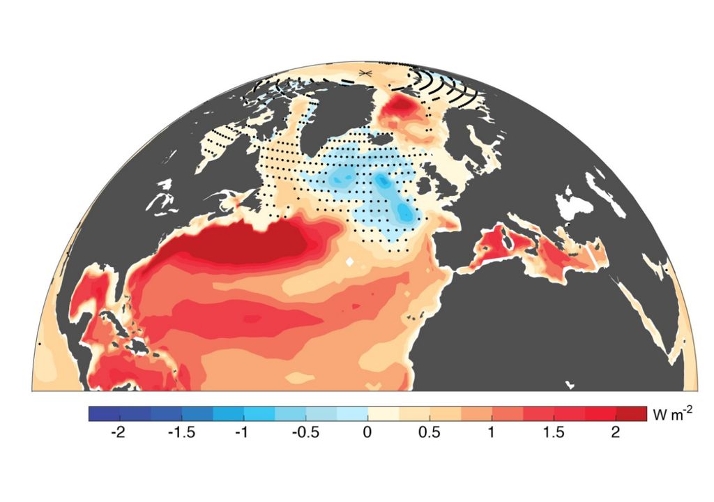 La cold blob es una de las pocas regiones del planeta donde el océano ha acumulado menos calor (o incluso lo ha perdido) entre 1955 y 2024. Los puntos negros indican que esa tendencia es menos robusta desde el punto de vista estadístico, aunque contrasta claramente con el calentamiento generalizado del resto de los océanos. Fuente: Rahmstorf et al. (2026).