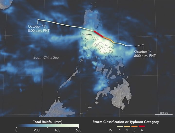 Antes de que Haima tocara tierra en el norte de Luzón, los suelos ya estaban saturados por el diluvio generado previamente por el tifón Sarika. Este mapa ilustra el escenario, que representa las estimaciones por satélite de la precipitación entre 14-17 de octubre y trayectoria de Sarika.