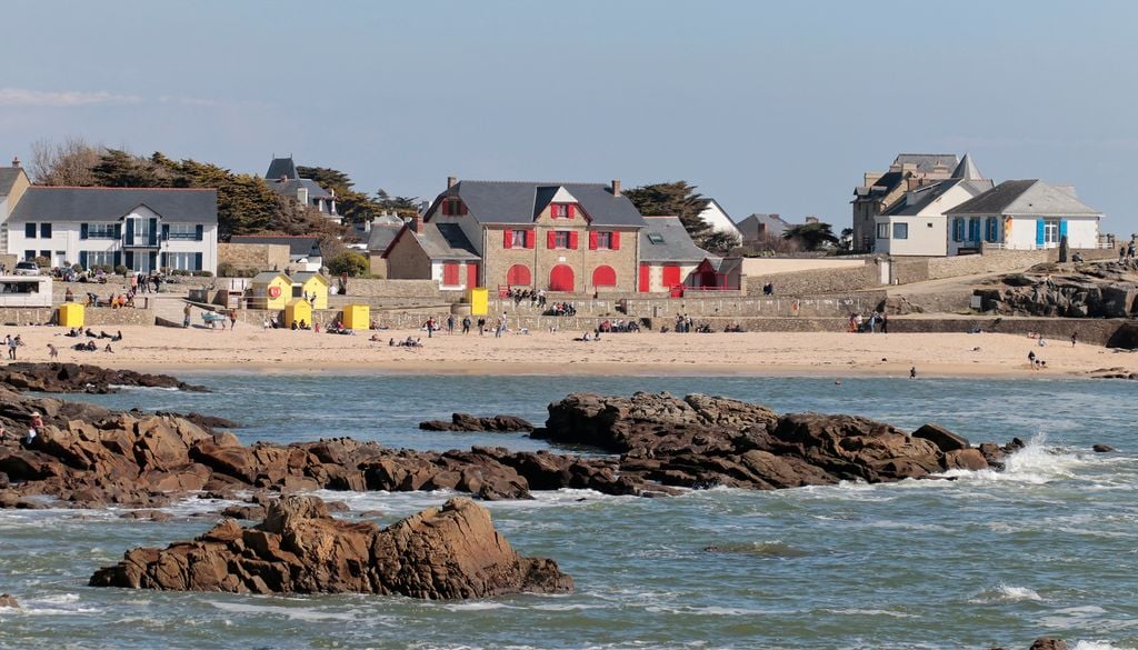 Le port Saint-Michel, à Batz-sur-Mer, et ses célèbres cabines jaunes. Le port Saint-Michel, à Batz-sur-Mer, et ses célèbres cabines jaunes.