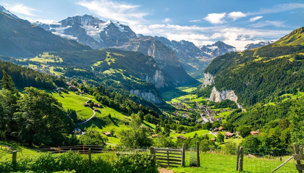 La Vallée de Lauterbrunnen, ses cascades et ses monts enneigés. La Vallée de Lauterbrunnen, ses cascades et ses monts enneigés.