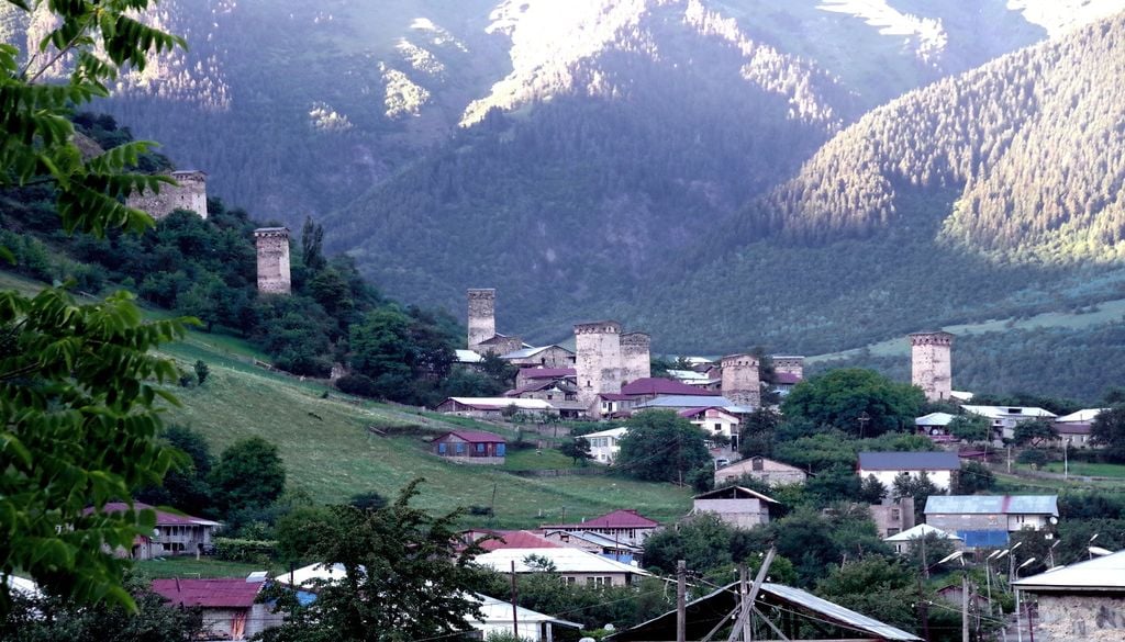 Les fameuses tours-maisons de Mestia. Les fameuses tours-maisons de Mestia.