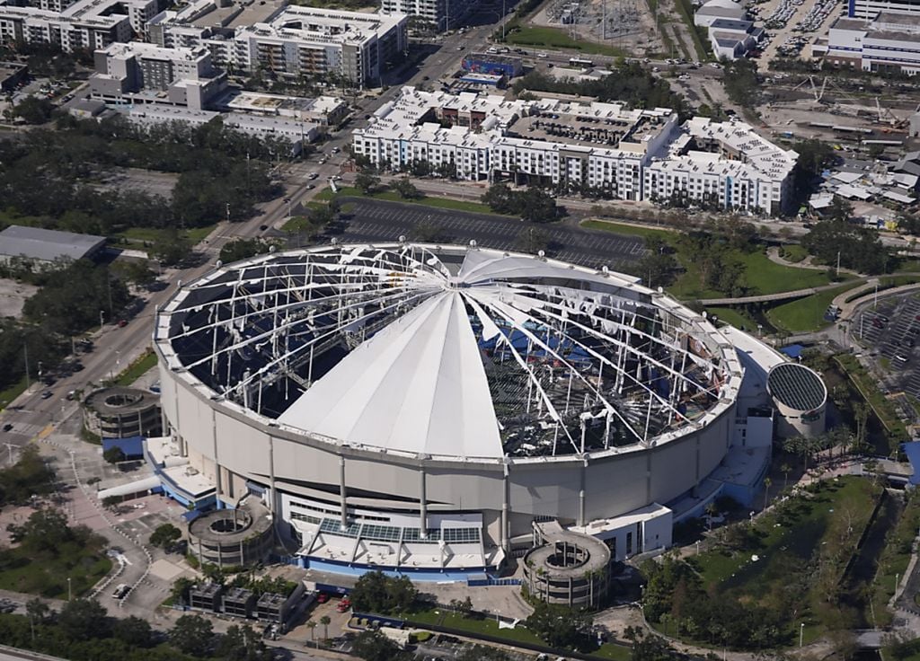 Le toit du stade Tropicana en Floride, endommagé par l'ouragan Milton. (© KEYSTONE/AP/Gerald Herbert)