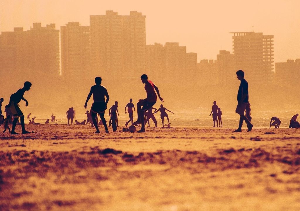 Ab 25 Grad und einem UV-Index von 3 oder darüber sollte man auf einen guten Sonnenschutz achten.