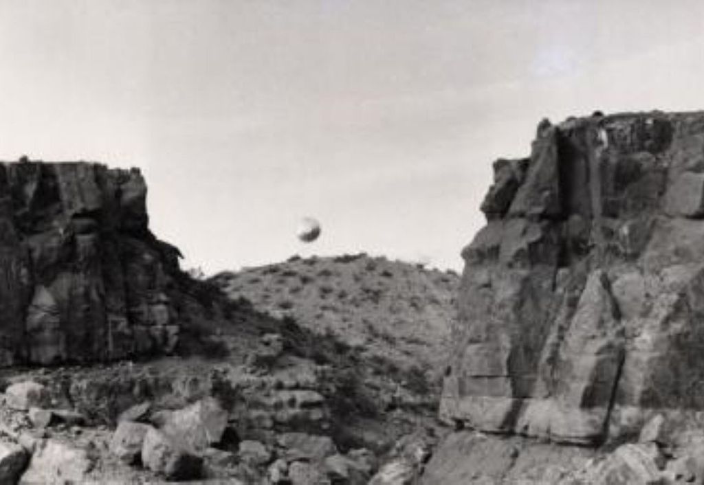 ÓVNI avistado no Novo México, EUA. Para muitos, um balão meteorológico • Bettmann/Colaborador/Getty Images (3.dez.1967) ÓVNI avistado no Novo México, EUA. Para muitos, um balão meteorológico • Bettmann/Colaborador/Getty Images (3.dez.1967)
