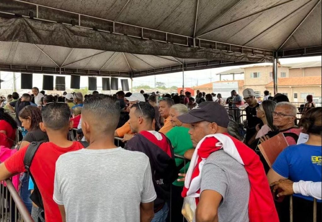 Cerca de 400 migrantes venezuelanos esperam em posto de triagem da Operação Acolhida em Pacaraima — Foto: Caíque Rodrigues/g1 RR ... - Veja mais em https://portalamazonia.com/cidadania/pacaraima-crise-venezuela/ Cerca de 400 migrantes venezuelanos esperam em posto de triagem da Operação Acolhida em Pacaraima — Foto: Caíque Rodrigues/g1 RR ... - Veja mais em https://portalamazonia.com/cidadania/pacaraima-crise-venezuela/