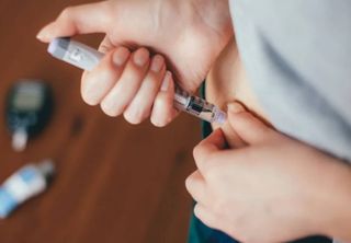 Paciente com diabetes produz sua própria insulina após transplante de células geneticamente modificadas