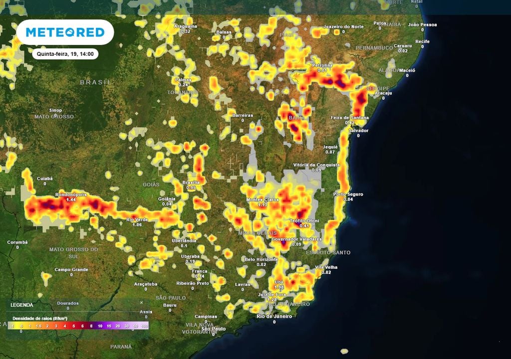 Previsão de densidade de raios na quinta-feira durante a tarde mostra que pancadas de chuva se formarão em grande parte dos estados que estavam registrando tempo mais seco.