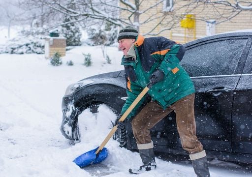 Palear nieve de forma segura: cuando limpiar la entrada puede convertirse en una tarea peligrosa