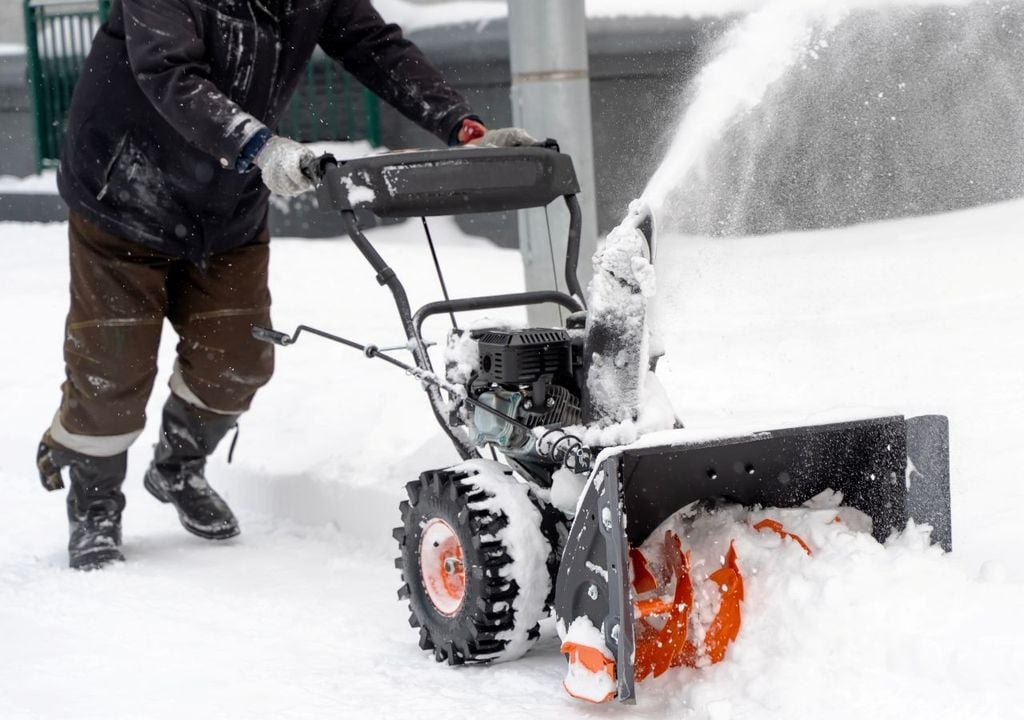 Mantenga a los niños y las mascotas alejados mientras opera la maquinaria. Mantenga a los niños y las mascotas alejados mientras opera la maquinaria.