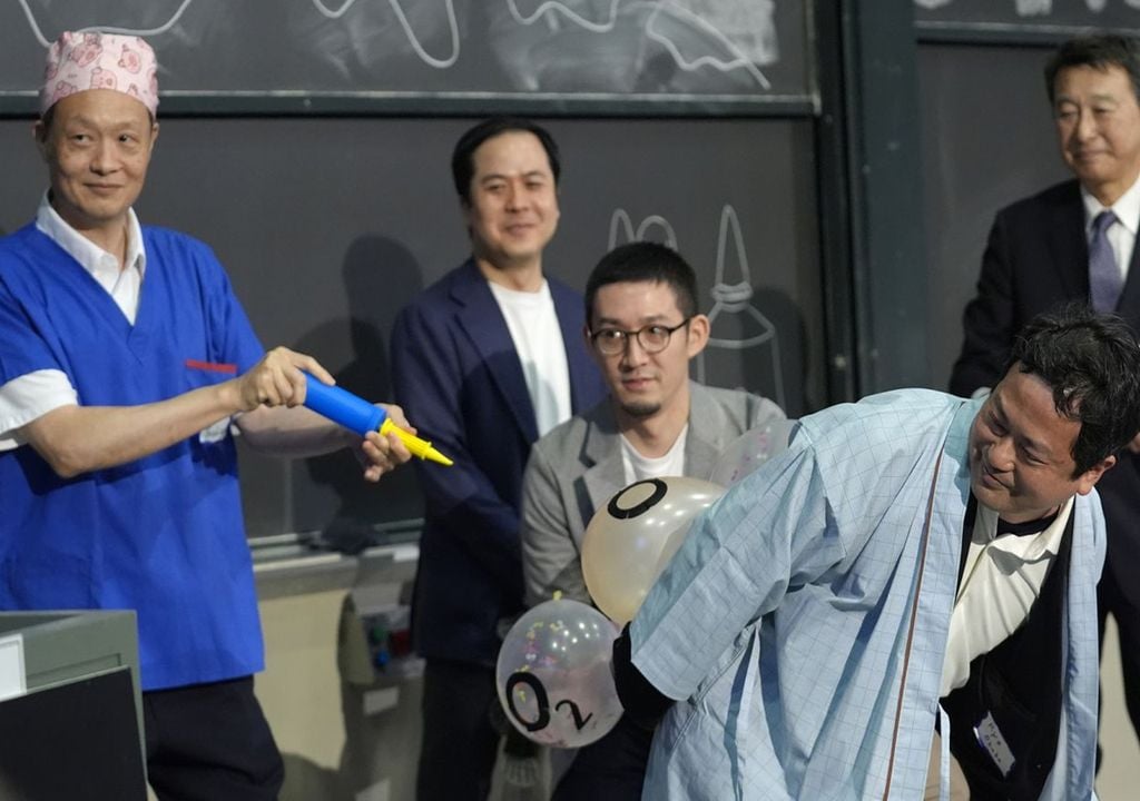 Les scientifiques japonais qui ont découvert que les mammifères peuvent respirer par l'anus. Photo : Cérémonie de remise des prix IgNobel 2024.