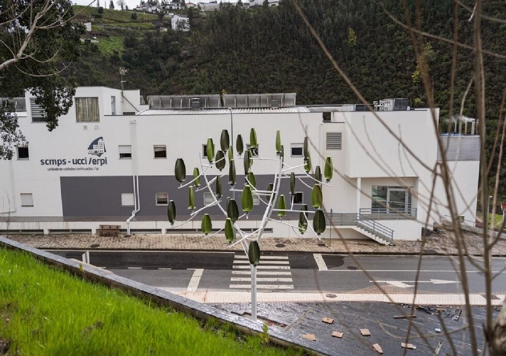 A árvore regula continuamente o funcionamento das turbinas, ajustando a produção às condições do vento para o máximo aproveitamento energético. Foto: Município de Pampilhosa da Serra