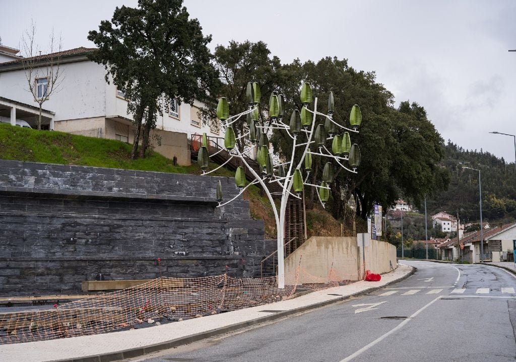As wind trees podem ser instaladas em áreas urbanas, telhados, terraços ou até em postes de eletricidade. Foto: Município de Pampilhosa da Serra