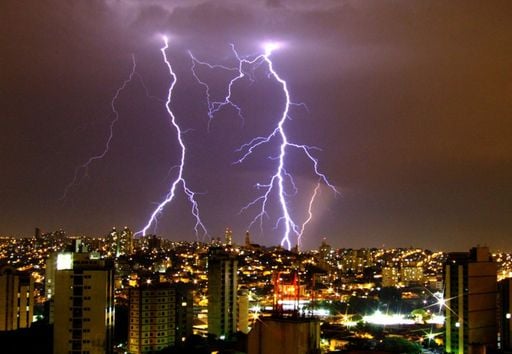 Pancadas de chuva e tempestades atingem 14 estados do Brasil e deixam alertas nesta sexta, 16; confira a previs&atilde;o
