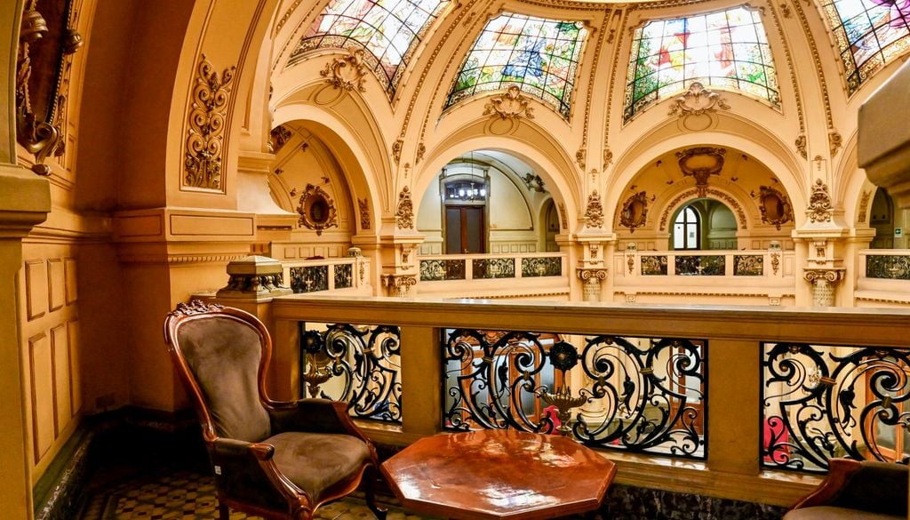 Interior del Palacio del Gobierno Regional de Santiago. El Palacio del Gobierno Regional de Santiago tiene un elegante diseño neoclásico francés. Crédito: gobiernodesantiago.cl