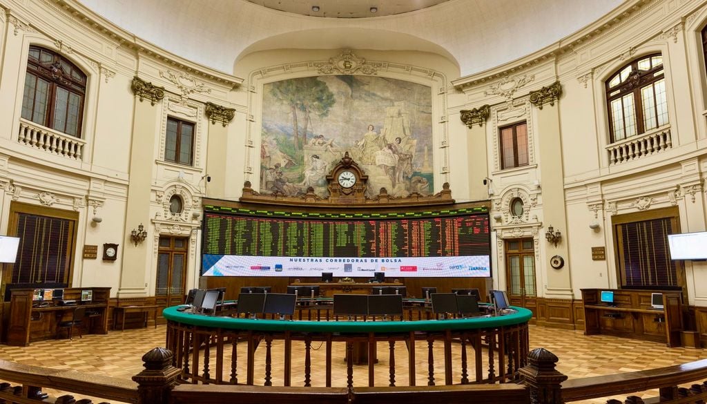 Recorridos guiados por la Bolsa de Comercio de Santiago. La Bolsa de Comercio de Santiago destaca por su arquitectura de inspiración francesa. Crédito: Consejos de Monumentos Nacionales de Chile.